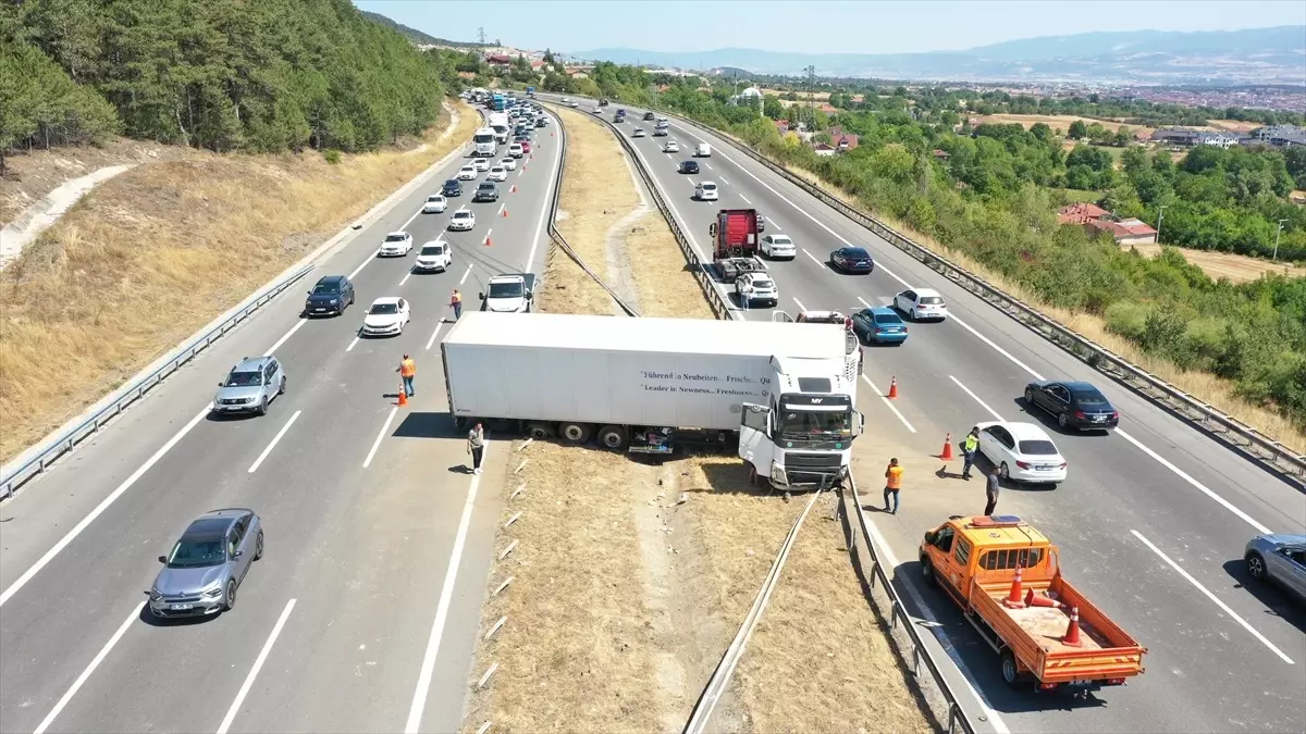 Anadolu Otoyolu’nda Tır Kazası: 1 Kişi Yaralandı