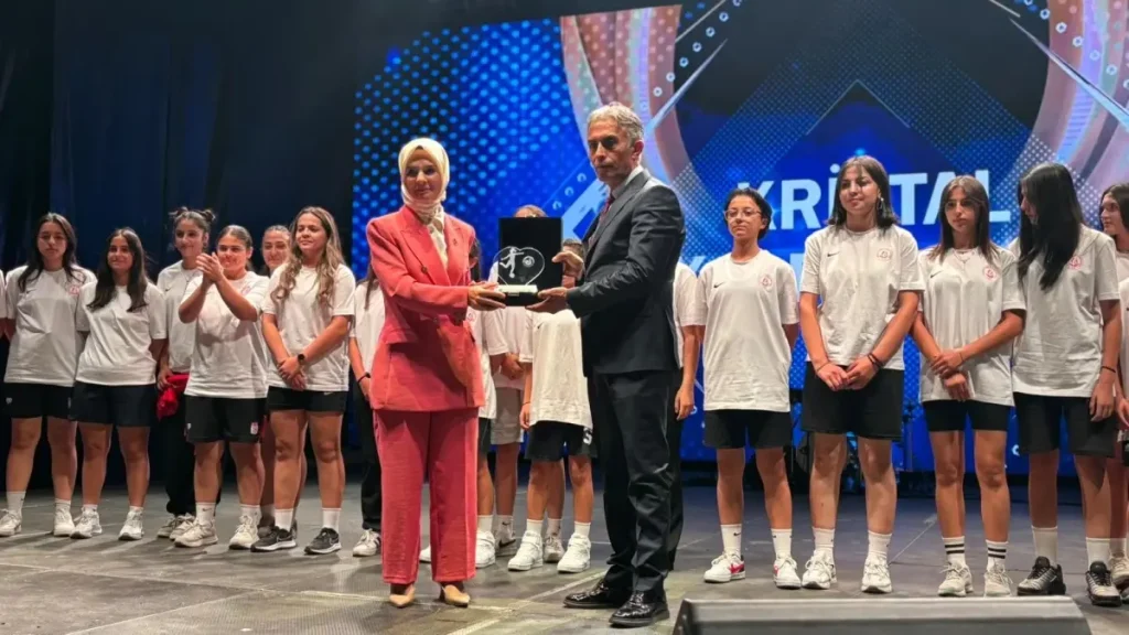 **Kadın Futboluna Destek: Kristal Ayaklar Ödül Töreni**