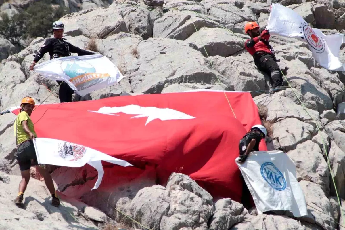 **Dağcılar Zafer Bayramı’nda Kızlar Sivrisi’ne Tırmandı**
