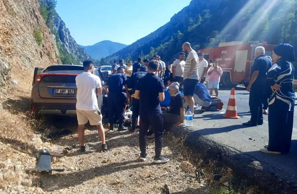 Antalya’da Otomobil Çekiciyle Çarpıştı: 5 Yaralı