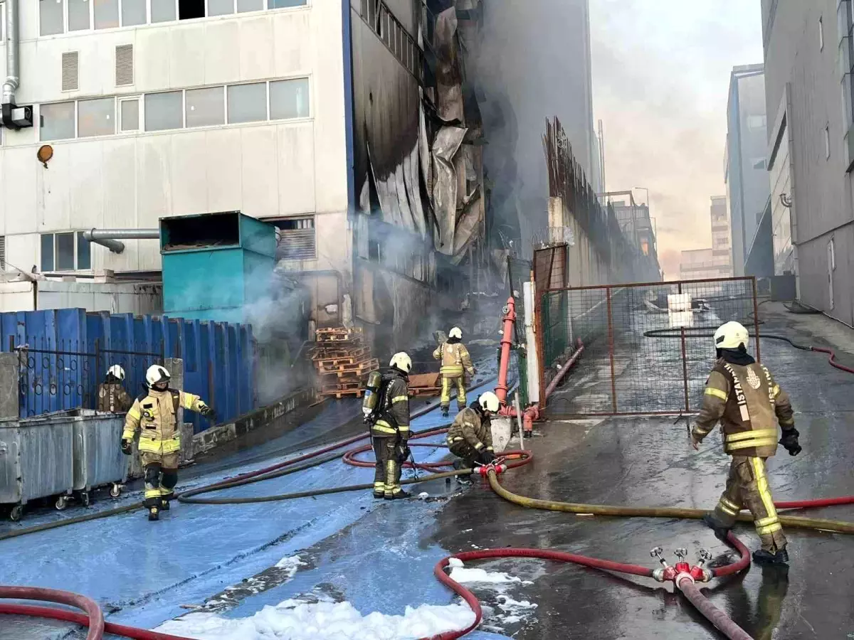 **Arnavutköy’de Fabrika Yangını: Etkiler ve Soruşturma**