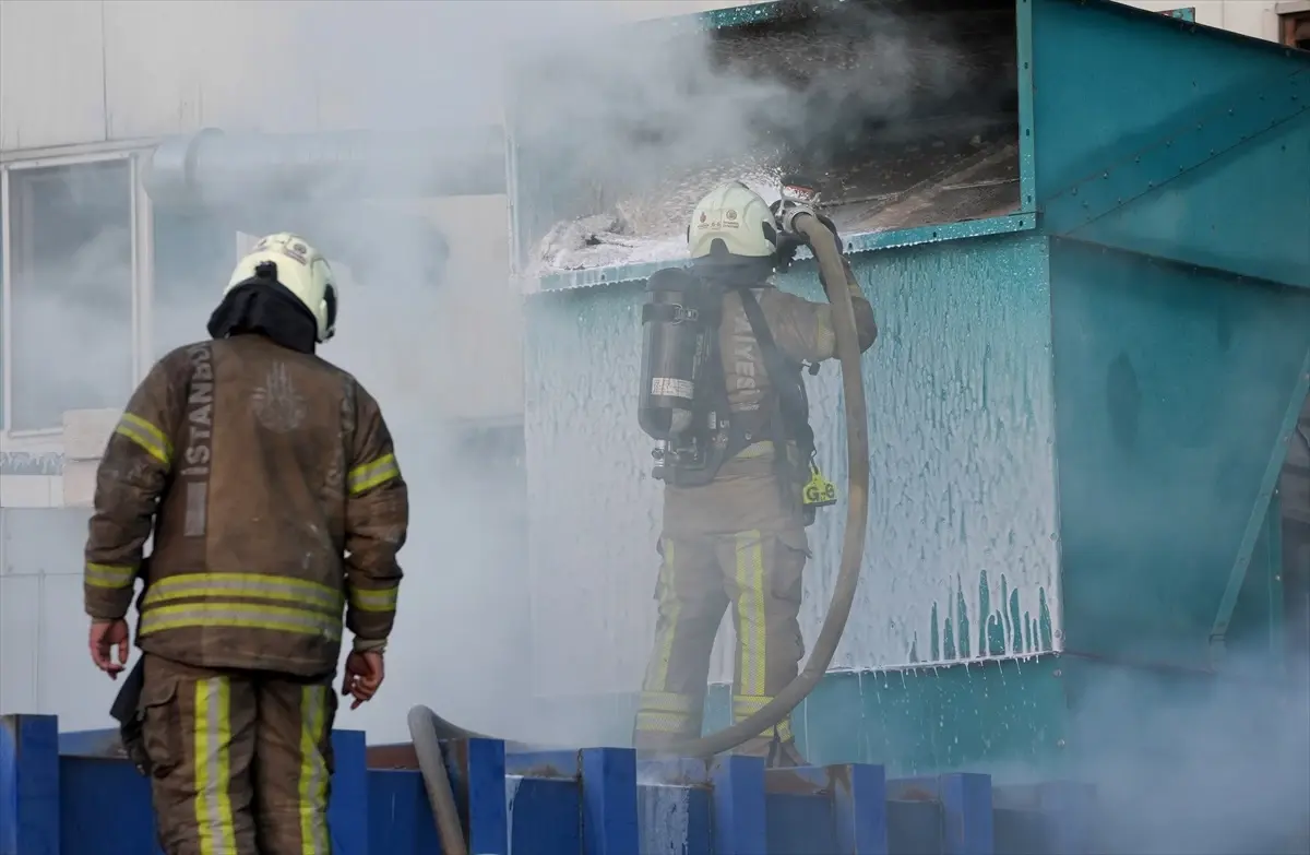 **Arnavutköy’de Fabrika Yangını Kontrol Altına Alındı**