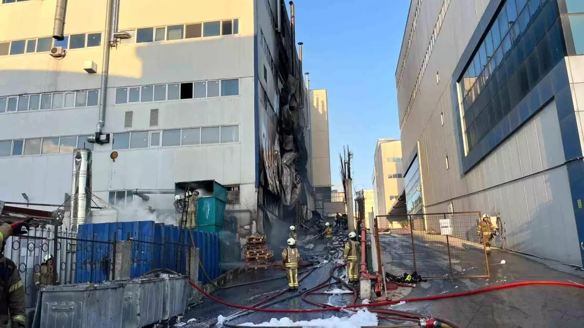 **Arnavutköy’de Fabrika Yangını Kontrol Altına Alındı**