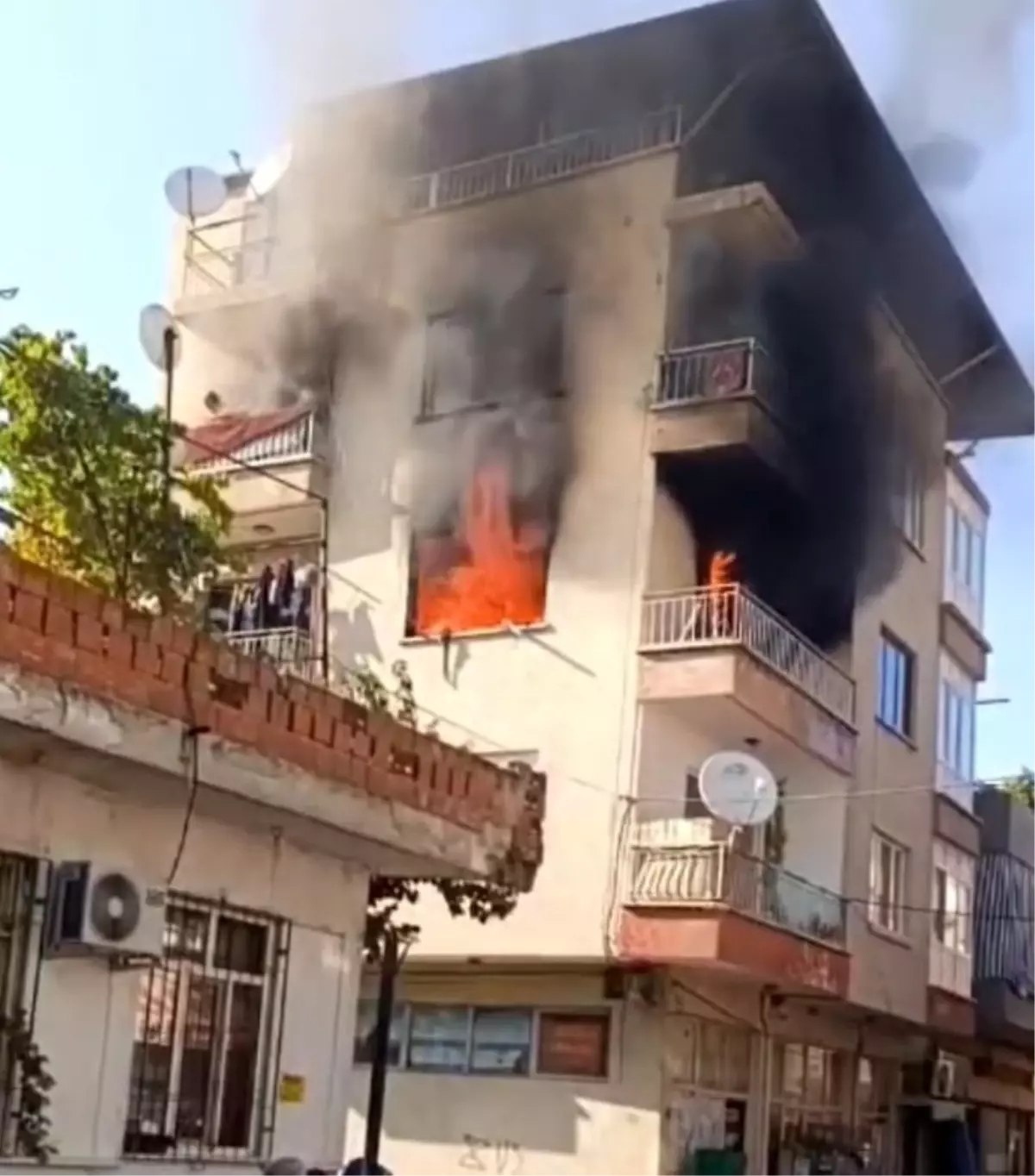 Aydın’da Apartman Yangını: 2 Kişi Dumandan Etkilendi