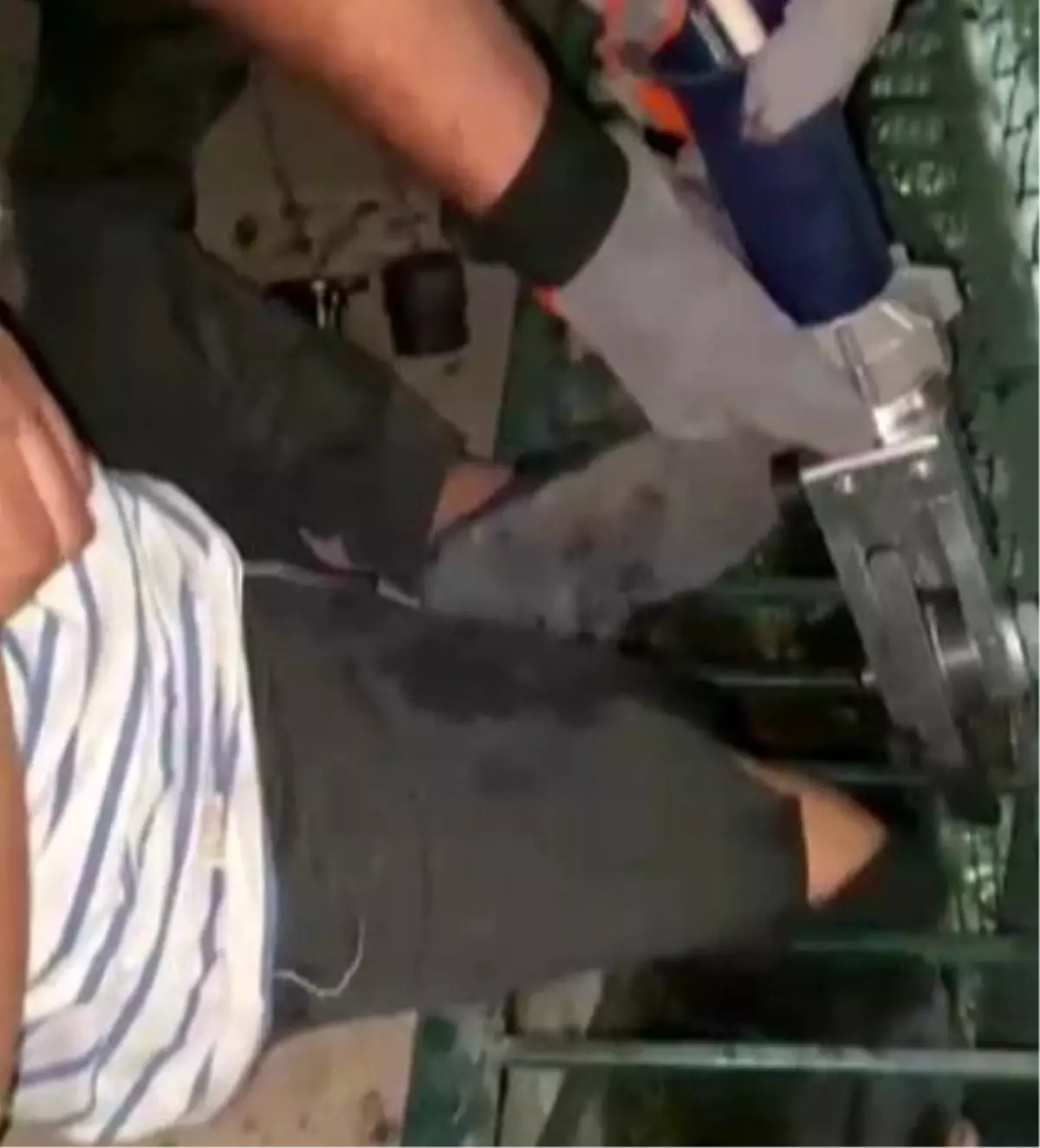 Demir Mazgala Sıkışan Çocuk İtfaiye Ekiplerince Kurtarıldı