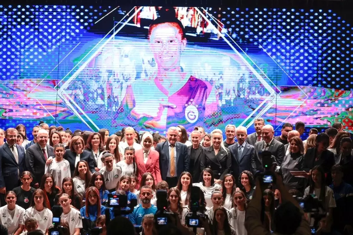 Kristal Ayaklar Ödül Töreni’nde Bakan Bak’ın İlham Verici Mesajı