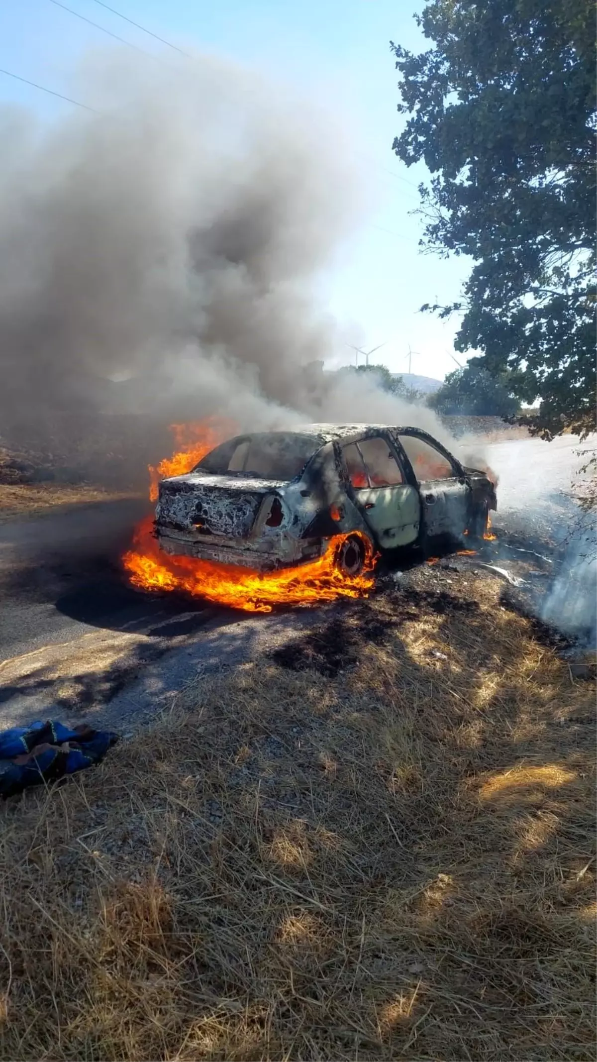 Balıkesir’de Araç Yangını Ormana Sıçramadan KONTROL Altına Alındı