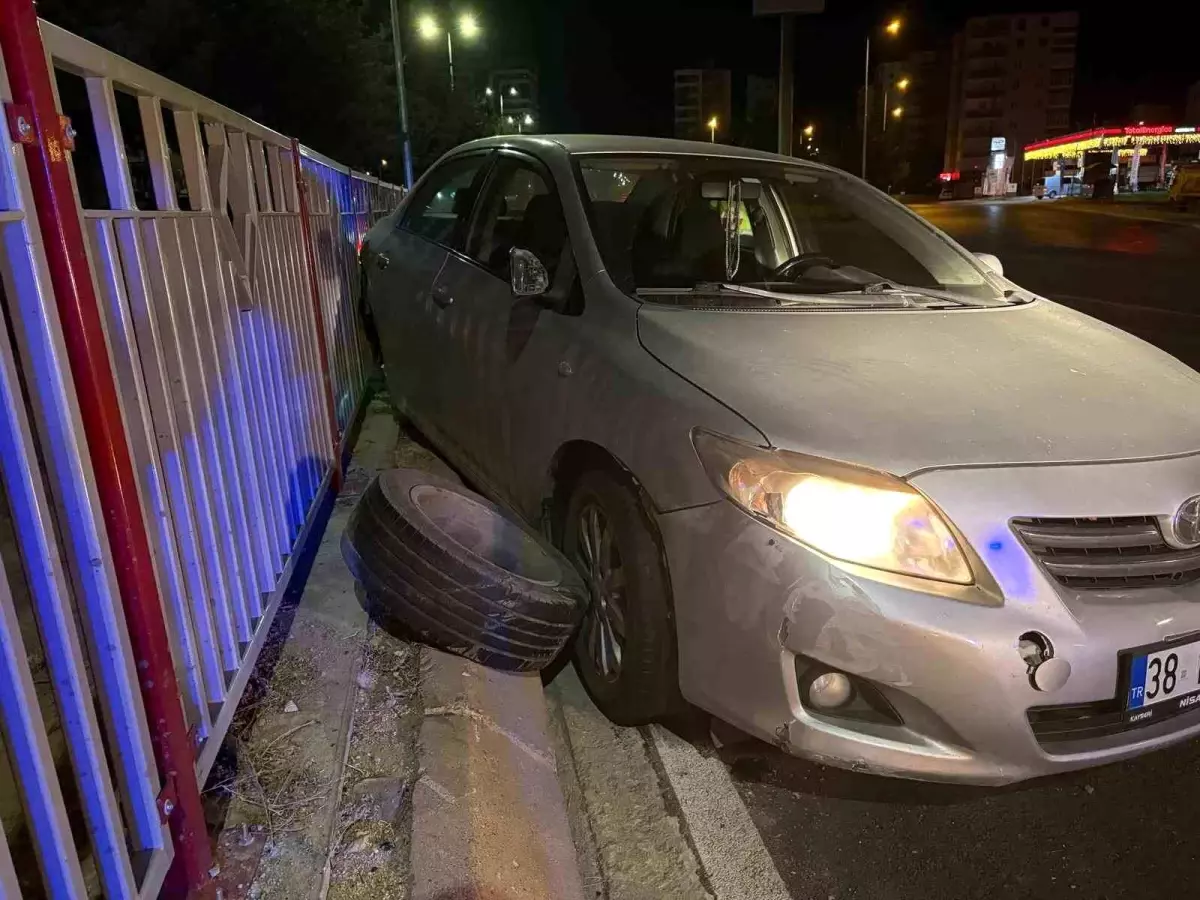 Bariyerlere Çarpan Otomobilin Tekerleği Fırladı
