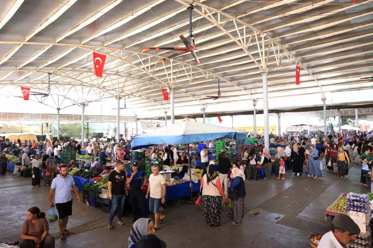 İncirliova’da Cuma Pazarı Vantilatörlerle Serinliyor