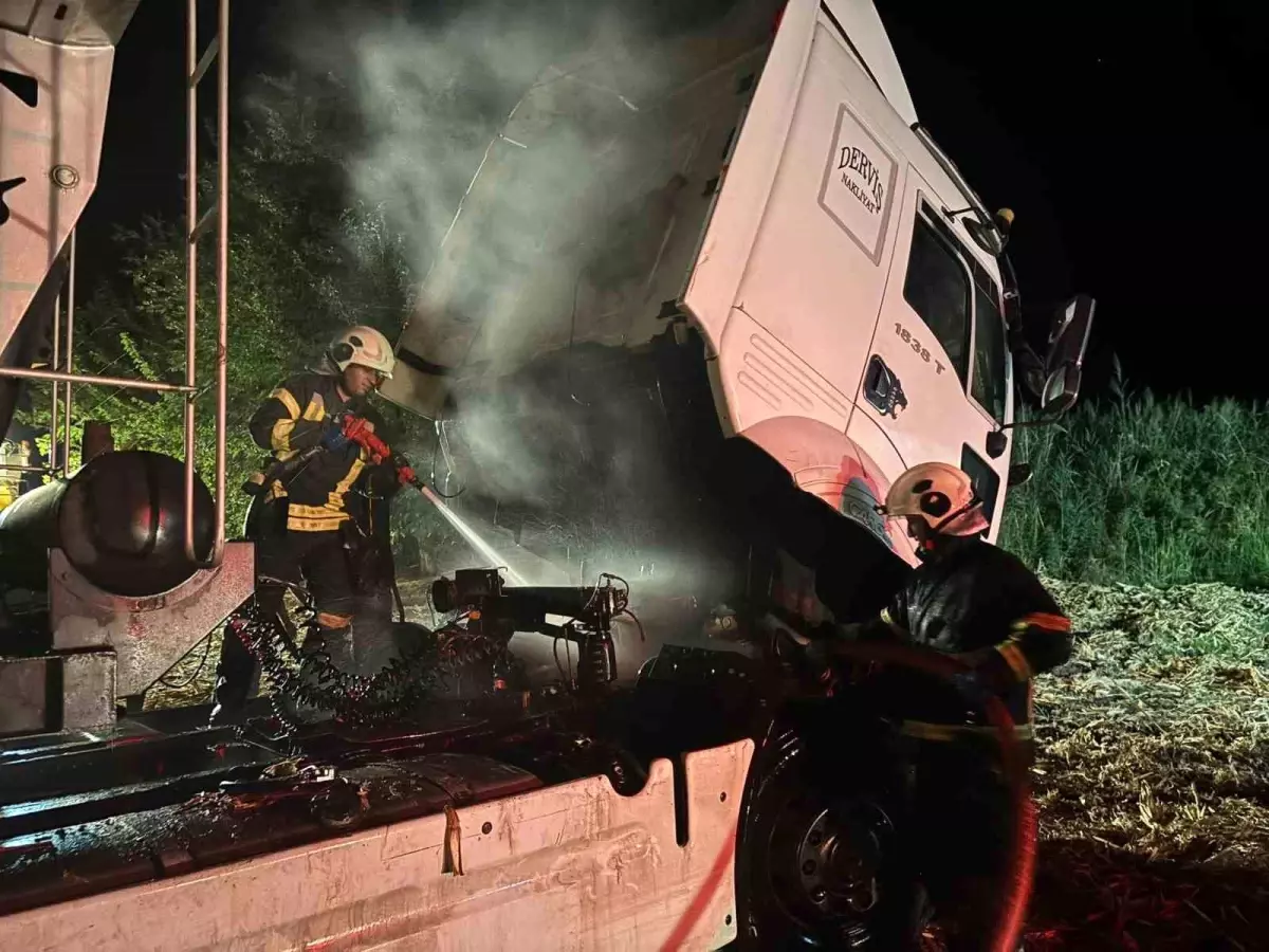 Park Halindeki Tır Yangından Zarar Gördü