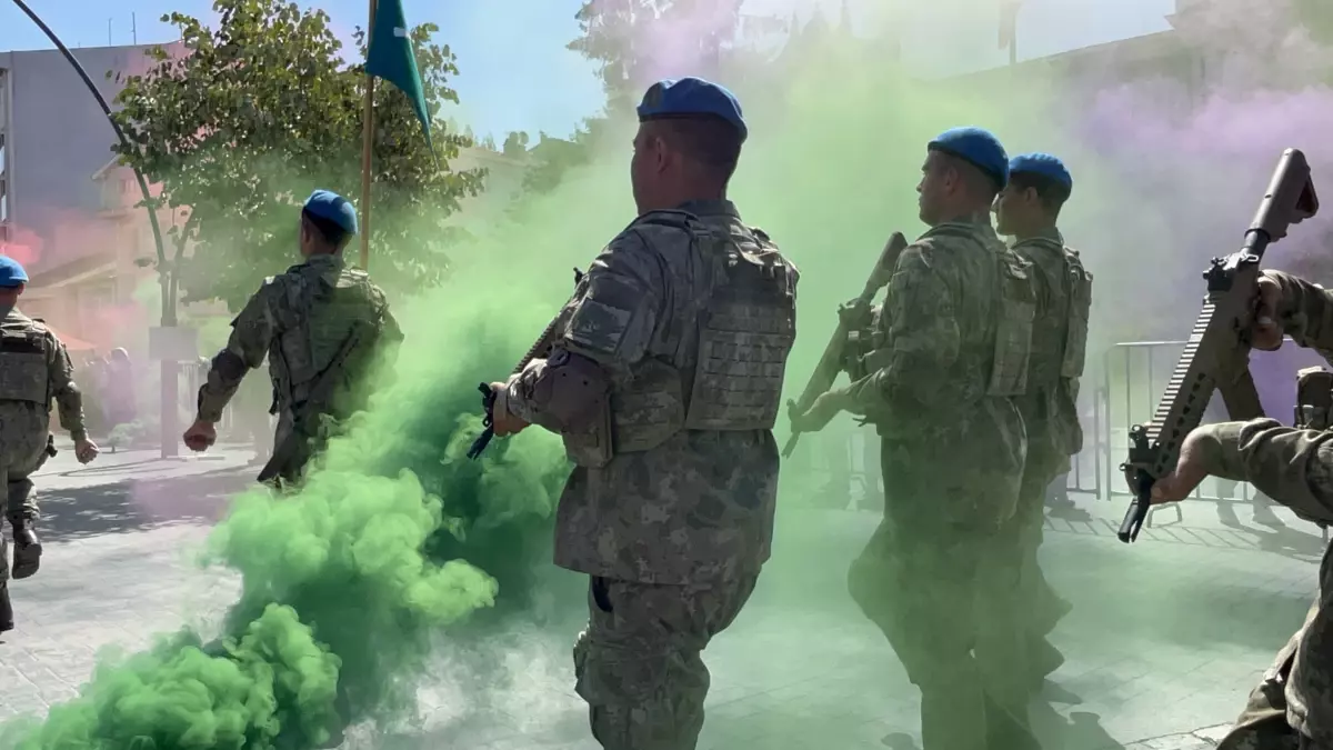 **Komandoların Zafer Bayramı Korteji Alkışlandı**