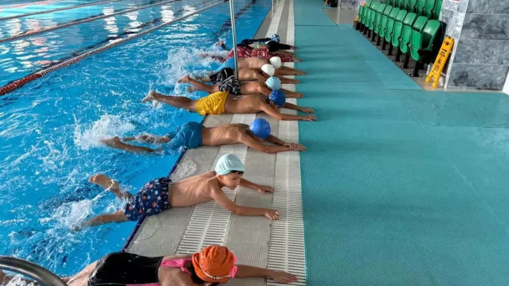 **Bozdoğan’da Çocuklar Yüzme Eğitimiyle Eğleniyor**