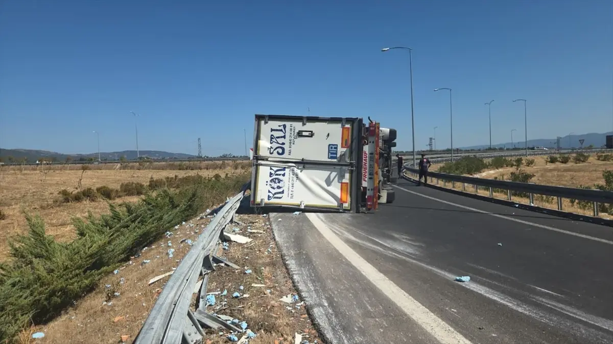 Tırın Devrilmesiyle Sürücü Hayatı Pahasına Yaralandı