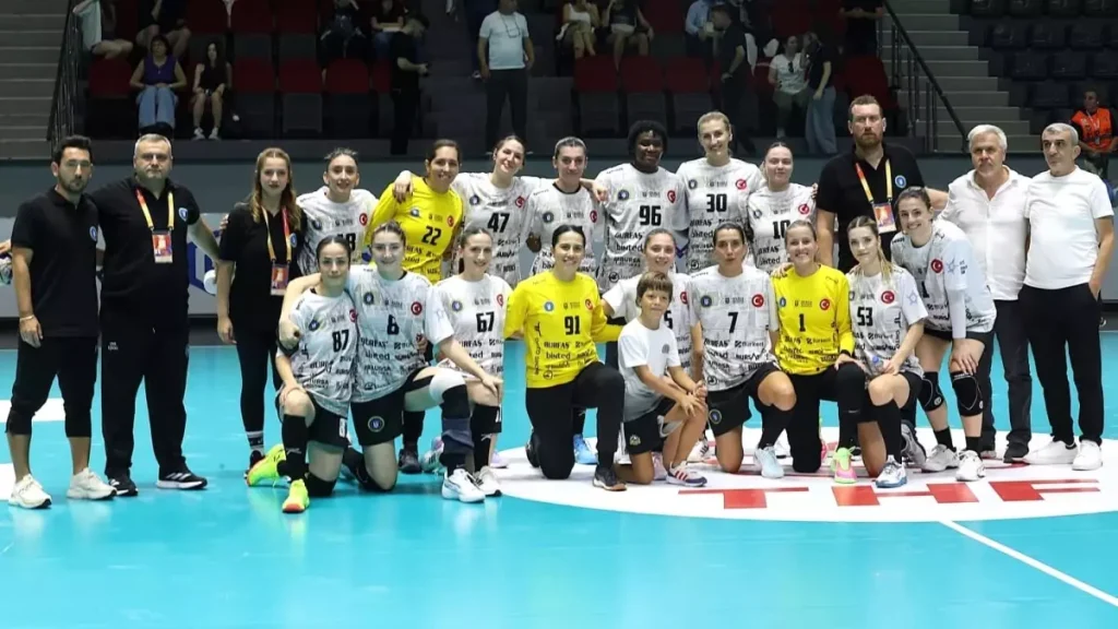 **Bursa Büyükşehir Belediyespor Kadın Hentbol Takımı Süper Kupa Finalinde**