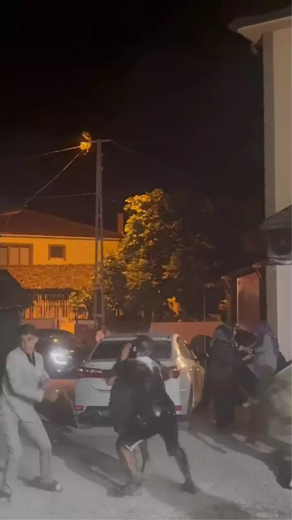 **Damadın Şakayla Yıkılması Sosyal Medyada Gündem Oldu**
