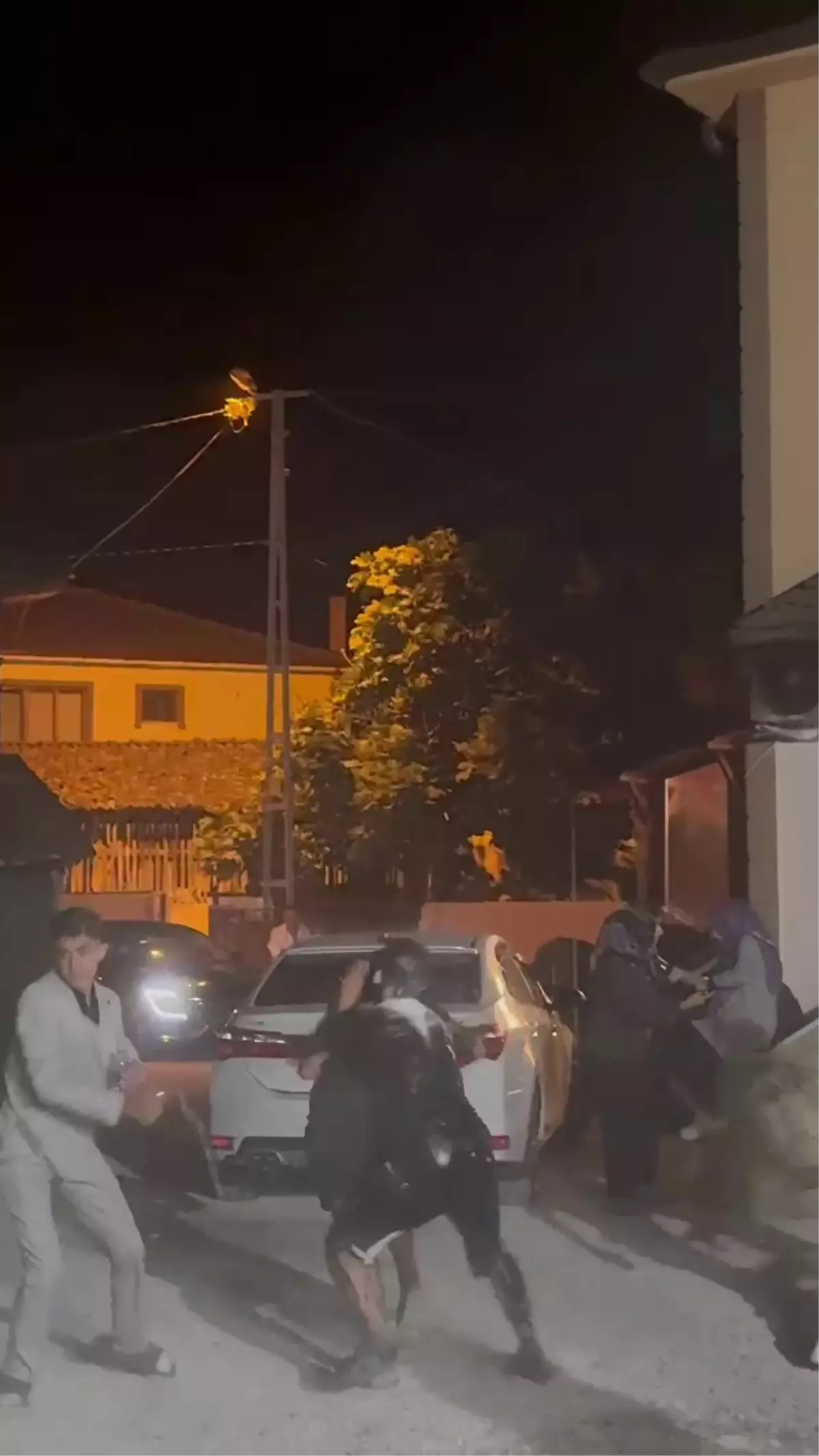 **Damadın Şakayla Yıkılması Sosyal Medyada Gündem Oldu**