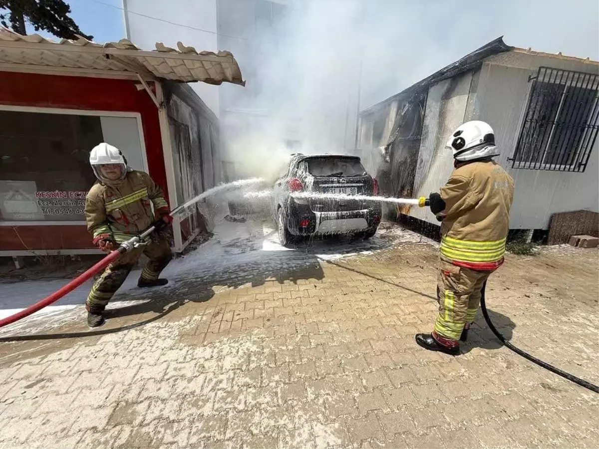 Konteyner Yangını Park Halindeki Aracı Kuşattı