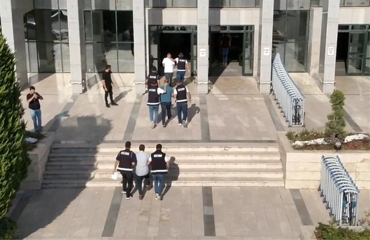 **Denizli’de Silah Kaçakçılığı Operasyonu: 3 Tutuklama**