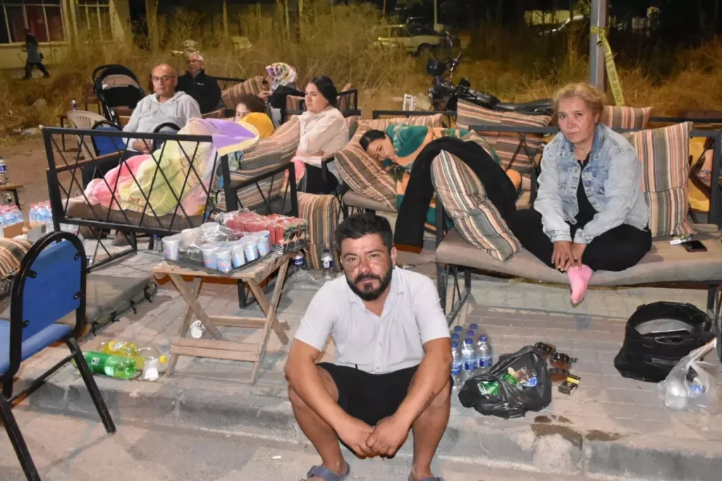 **Ülke Sallandı: 10 İlde Deprem Korkuttu**