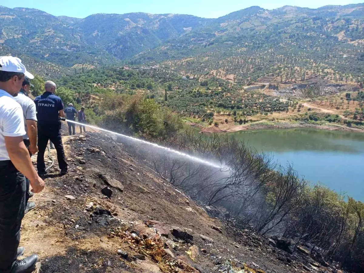 Köy Halkı Yangını Traktörlerle Söndürdü