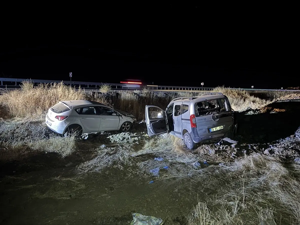 Elazığ’da 9 Kişi Yaralandı: Hafif Ticari Araç ve Otomobil Çarpıştı