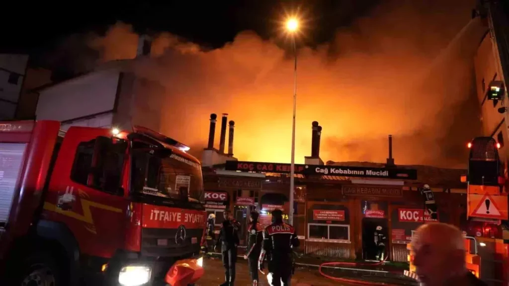 **Erzurum’da Cağ Kebabı Dükkanlarında Büyük Yangın**