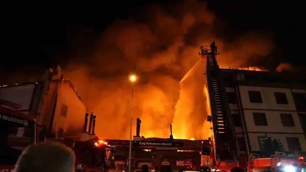 **Erzurum’da Cağ Kebabı İşletmesinde Büyük Yangın**