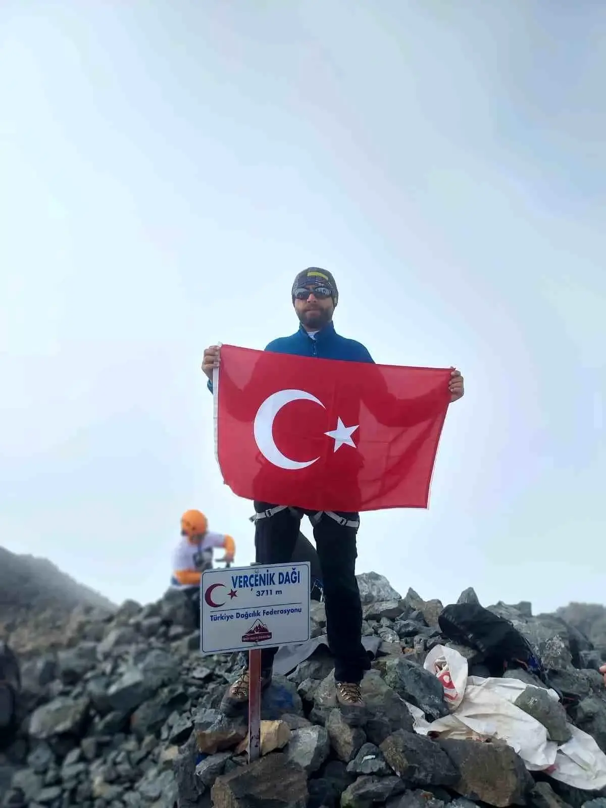 “AFAD Personeli Verçenik Dağı Zirvesini Fethetti”