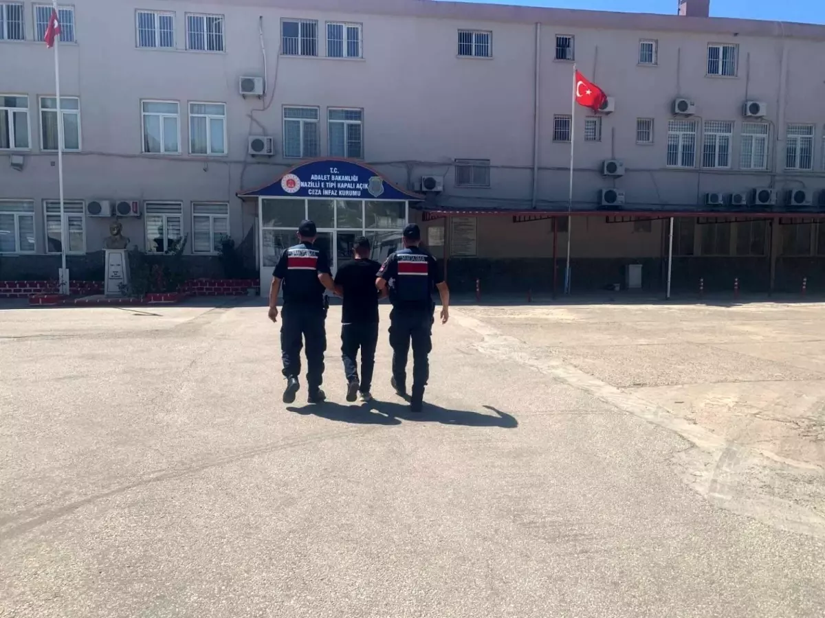 **Aranan Şahıs Yol Kontrolünde Yakalandı**