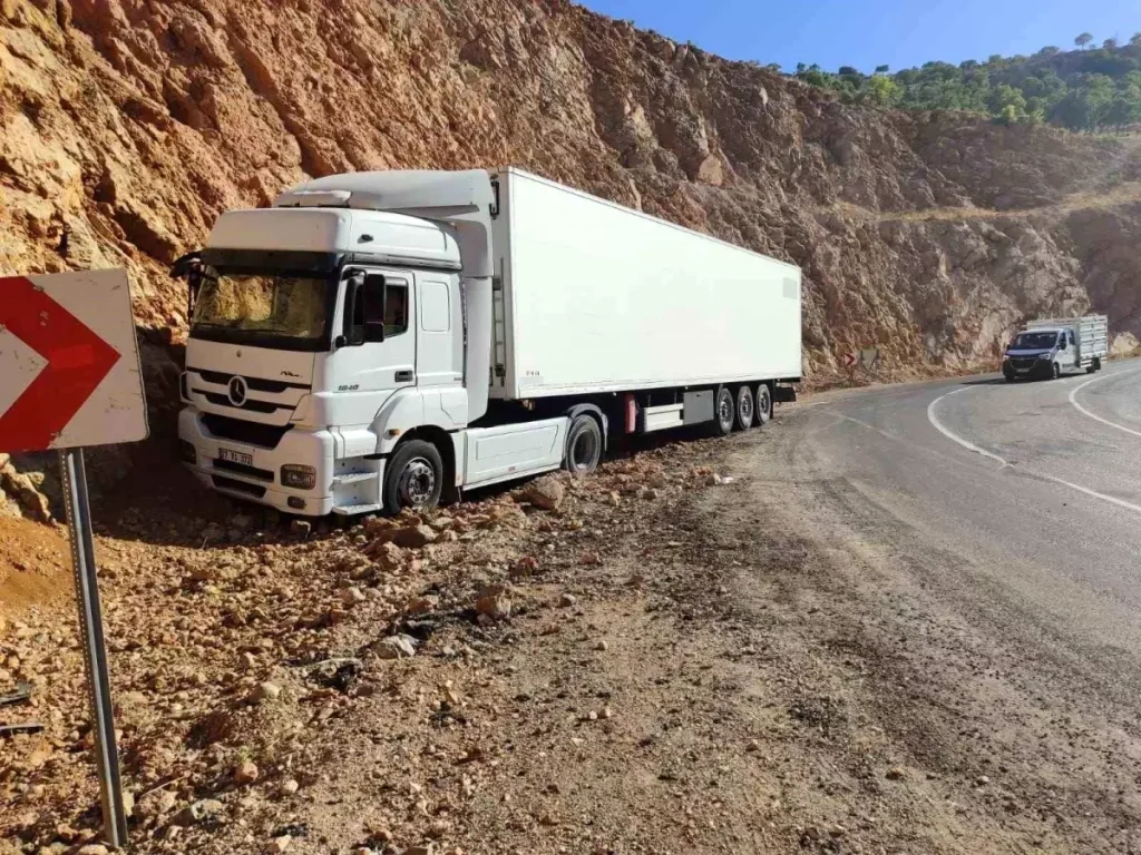 **Erzincan’da Tır Kazası: Sürücü Yara Almadı**