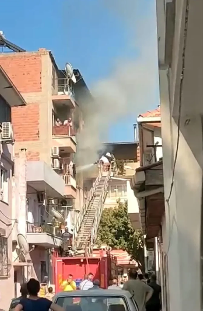 Aydın’da Apartman Yangını: 2 Kişi Dumandan Etkilendi