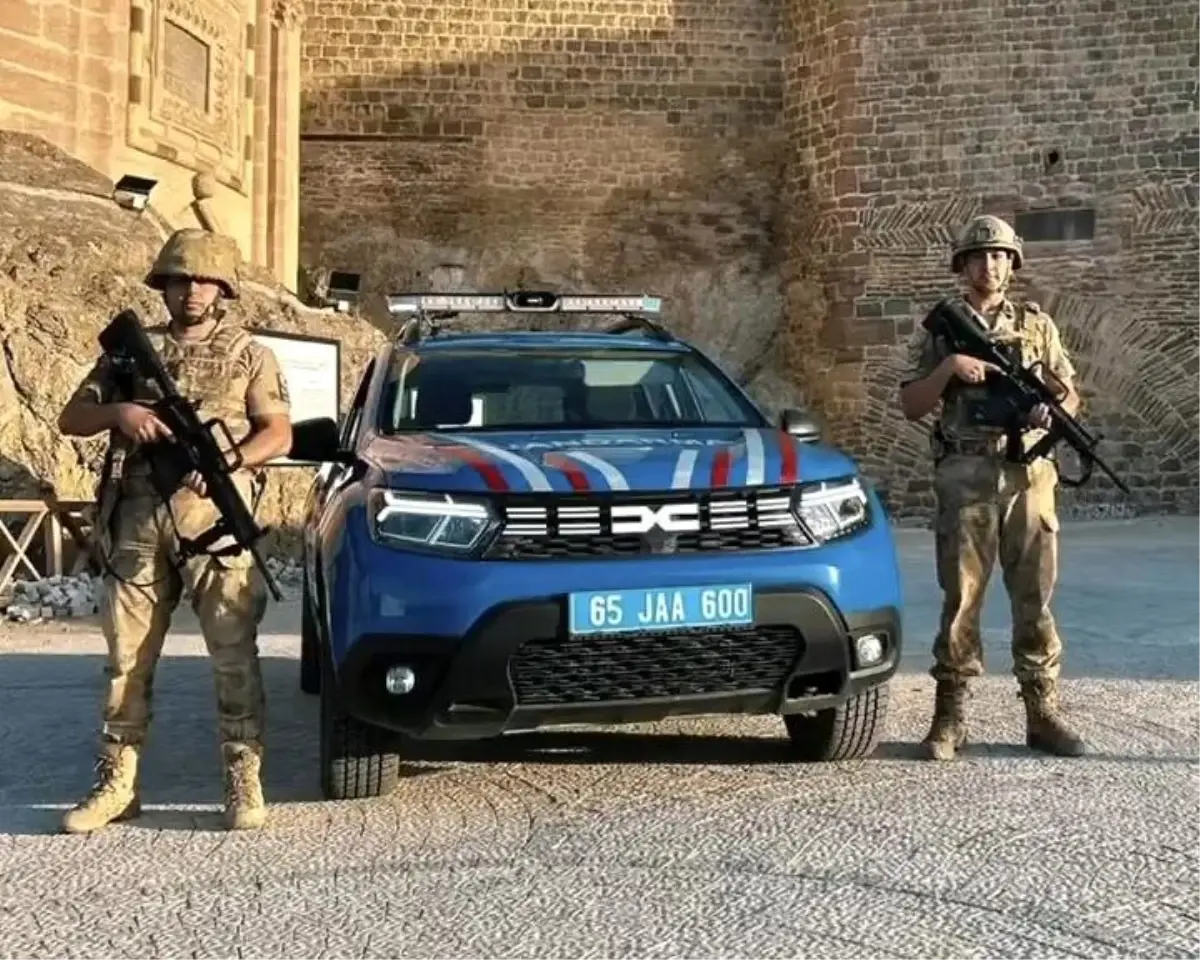 Tarihi Hoşap Kalesi Jandarma Ekiplerince Korunuyor