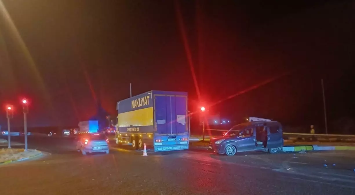 Kamyon ile Hafif Ticari Araç Çarpıştı: 1 Ölü, 8 Yaralı