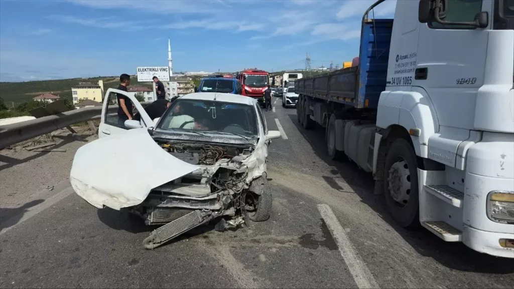 D-100’de Otomobil Kazası: 4 Kişi Yaralandı