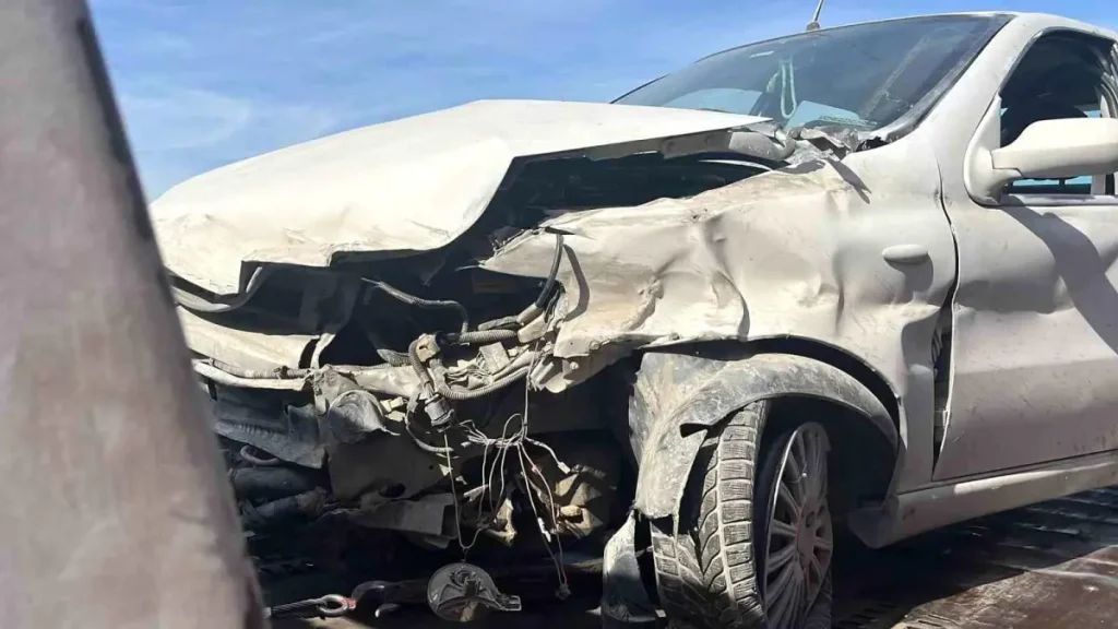 Otomobil Bariyerlere Çarptı: 4 Kişi Yaralandı