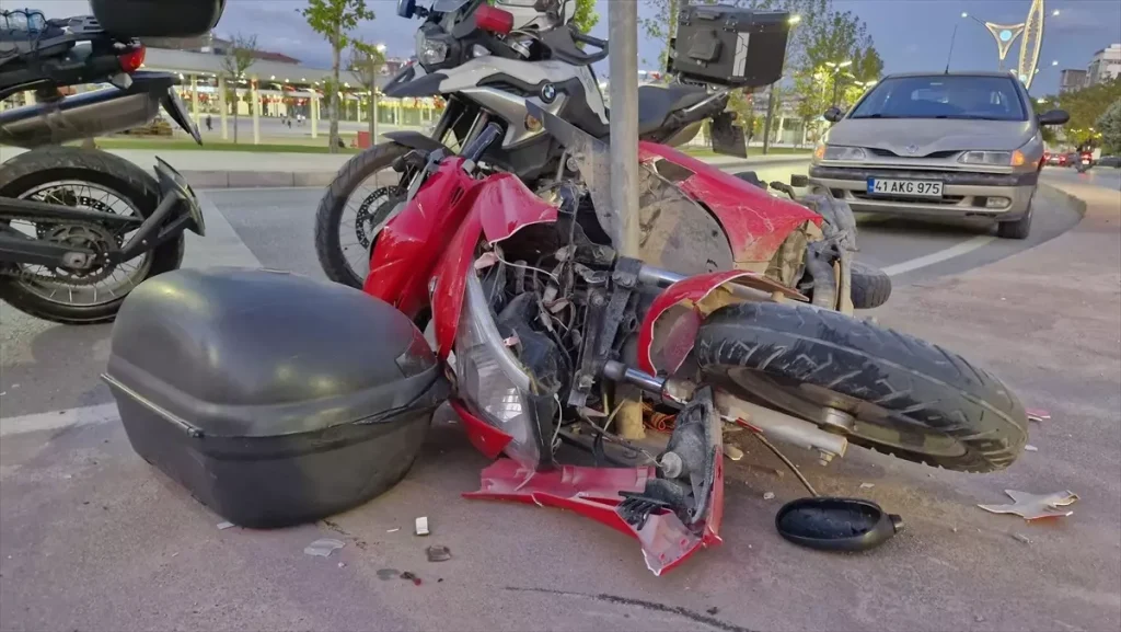 Motosiklet Trafik Levhasına Çarptı: 2 Yaralı