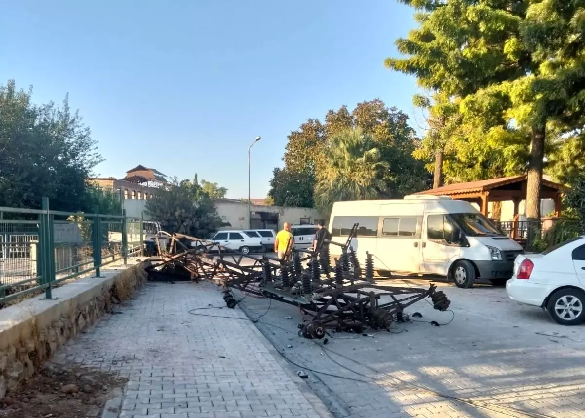 Kömür Kamyonu Elektrik Direğini Yıkıp Kaçtı