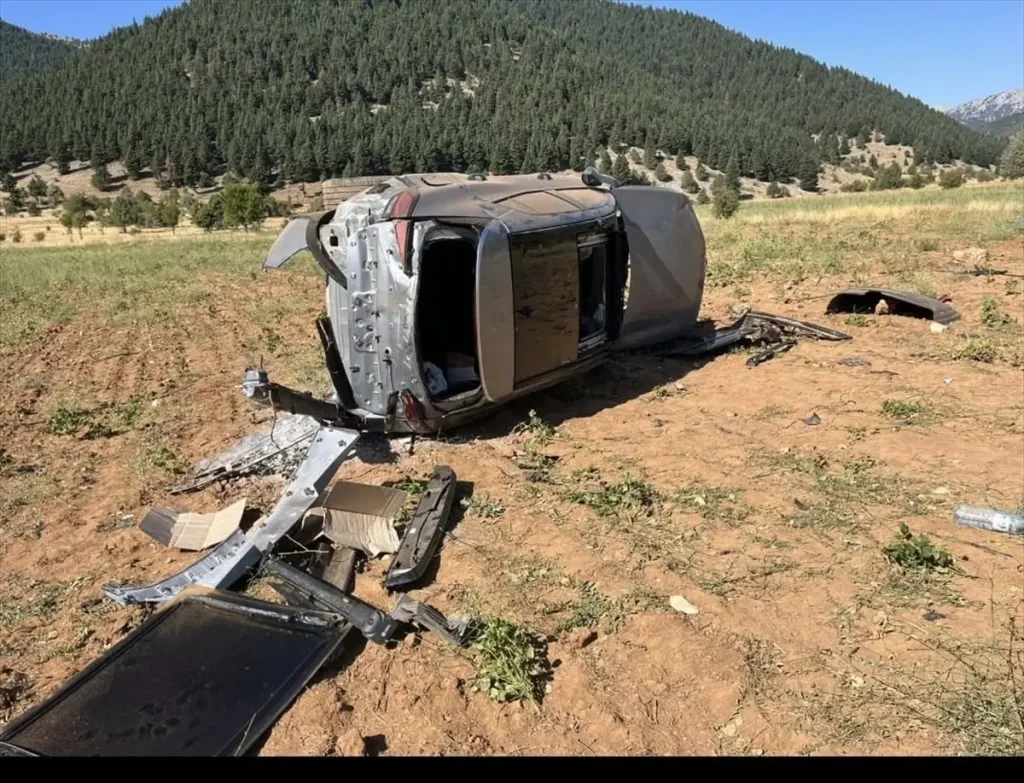 **Konya’da Otomobil Tarlaya Devrildi: 2 Kişi Yaralandı**