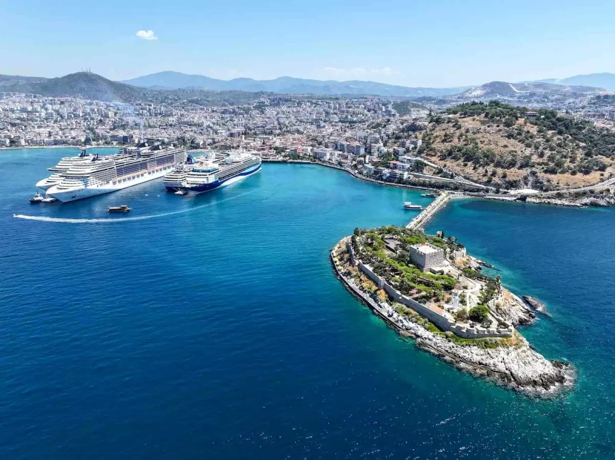 Kuşadası’na 5 Kruvaziyerle 10 Binden Fazla Turist Geldi