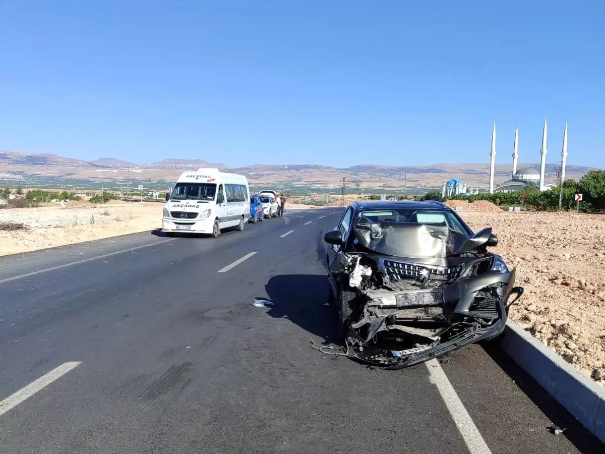 Minibüs ile Otomobil Çarpıştı: 9 Yaralı