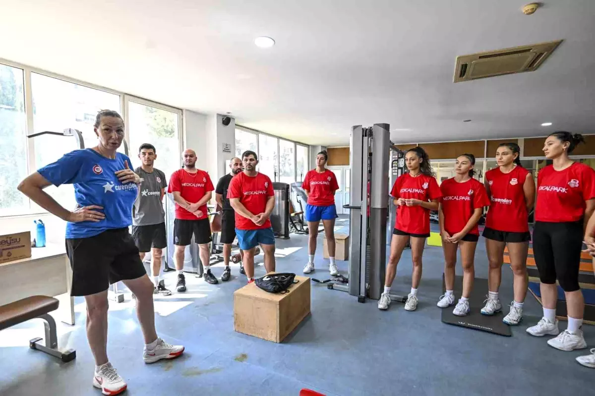**Muratpaşa Kadın Voleybol Takımı Sezona Çift Antrenmanla Hazırlanıyor**