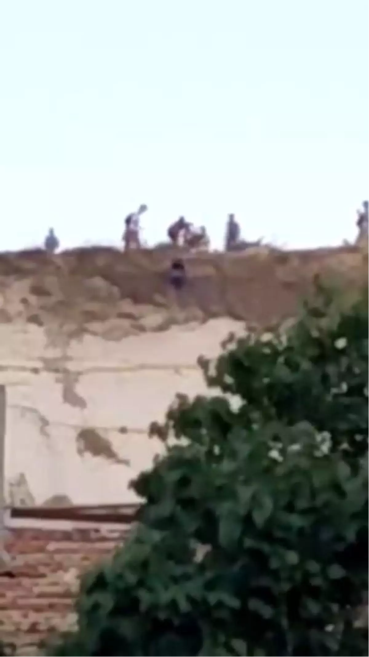 **Turist, Fotoğraf Çekerken Vadiye Düşüp Kurtarıldı**