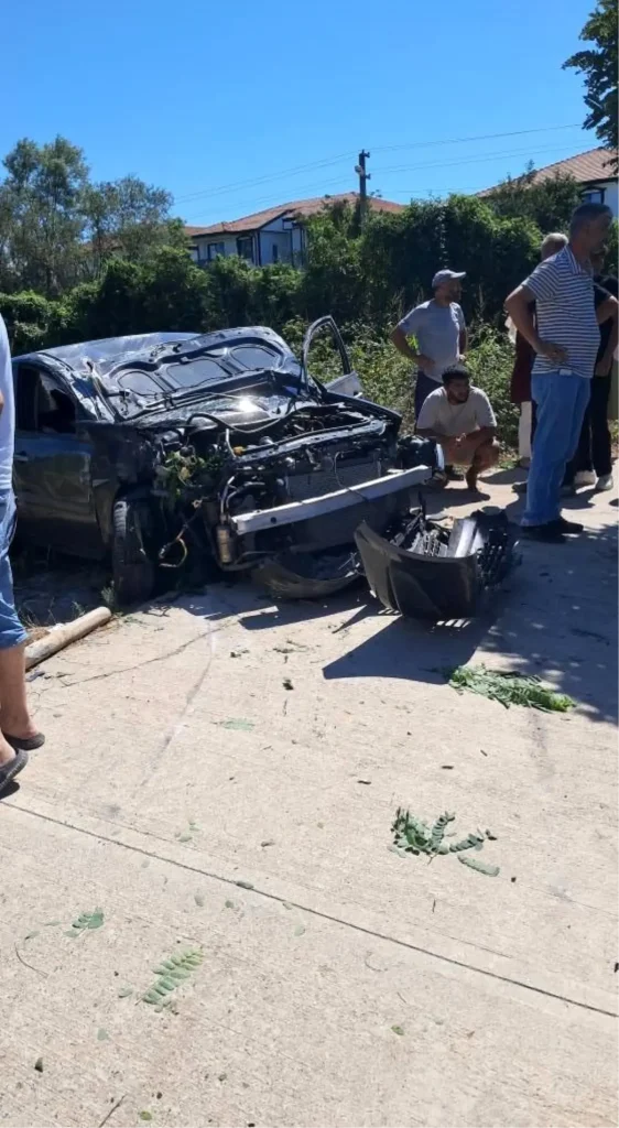 Otomobil Aydınlatma Direğine Çarptı: 2 Yaralı