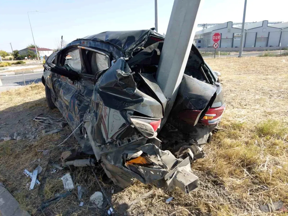 Edirne’de Aydınlatma Direğine Saplanan Otomobilde 3 Kişi Yaralandı