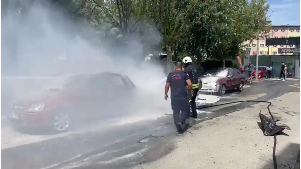 Park Halindeki İki Otomobil Alevlere Teslim Oldu