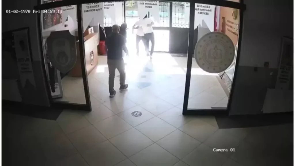 **Veli, Okul İdarecilerine Bıçakla Saldırdı**