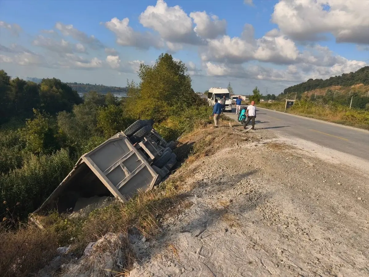 Samsun’da Hafriyat Kamyonu Devrildi: Sürücü Yaralandı