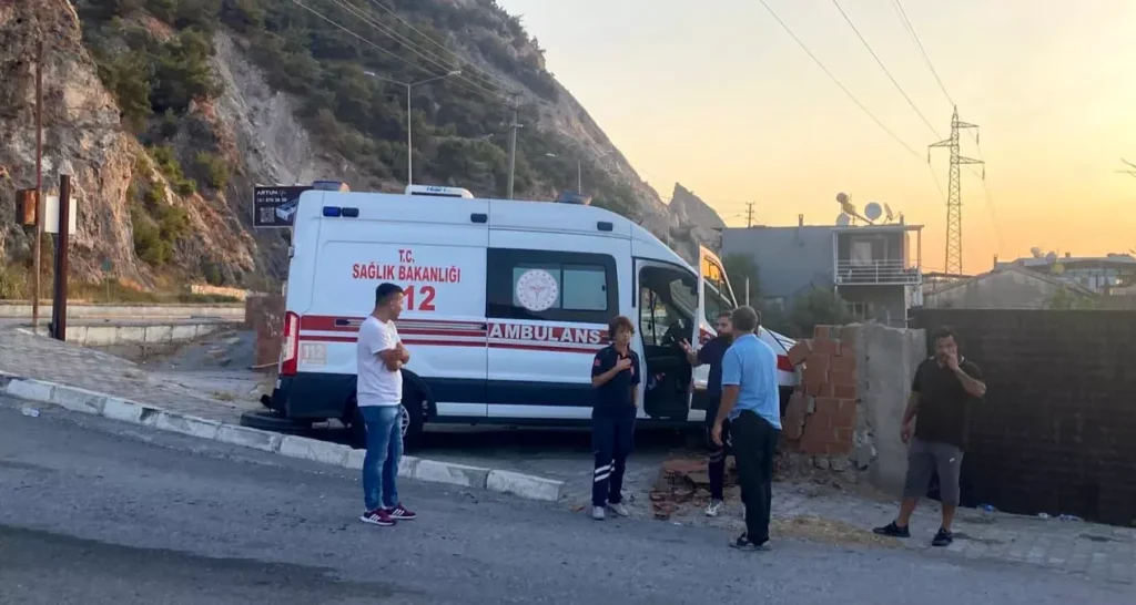 Sağlık Ekipleri Kaza Yaptı: Ambulans ile Cip Çarpıştı
