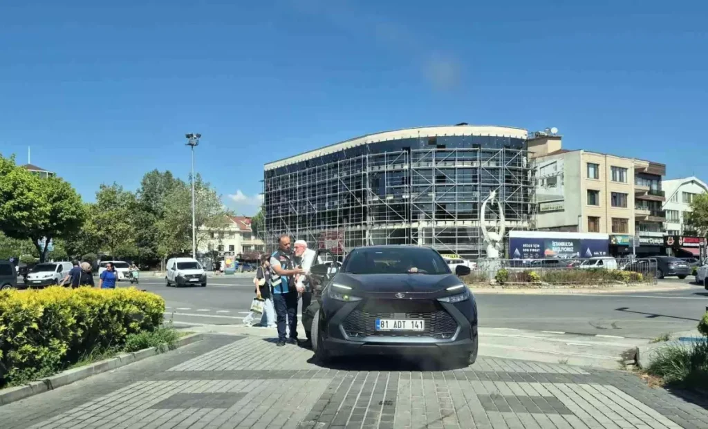 **Trafik Polisi Yaşlı Adamı Yalnız Bırakmadı**