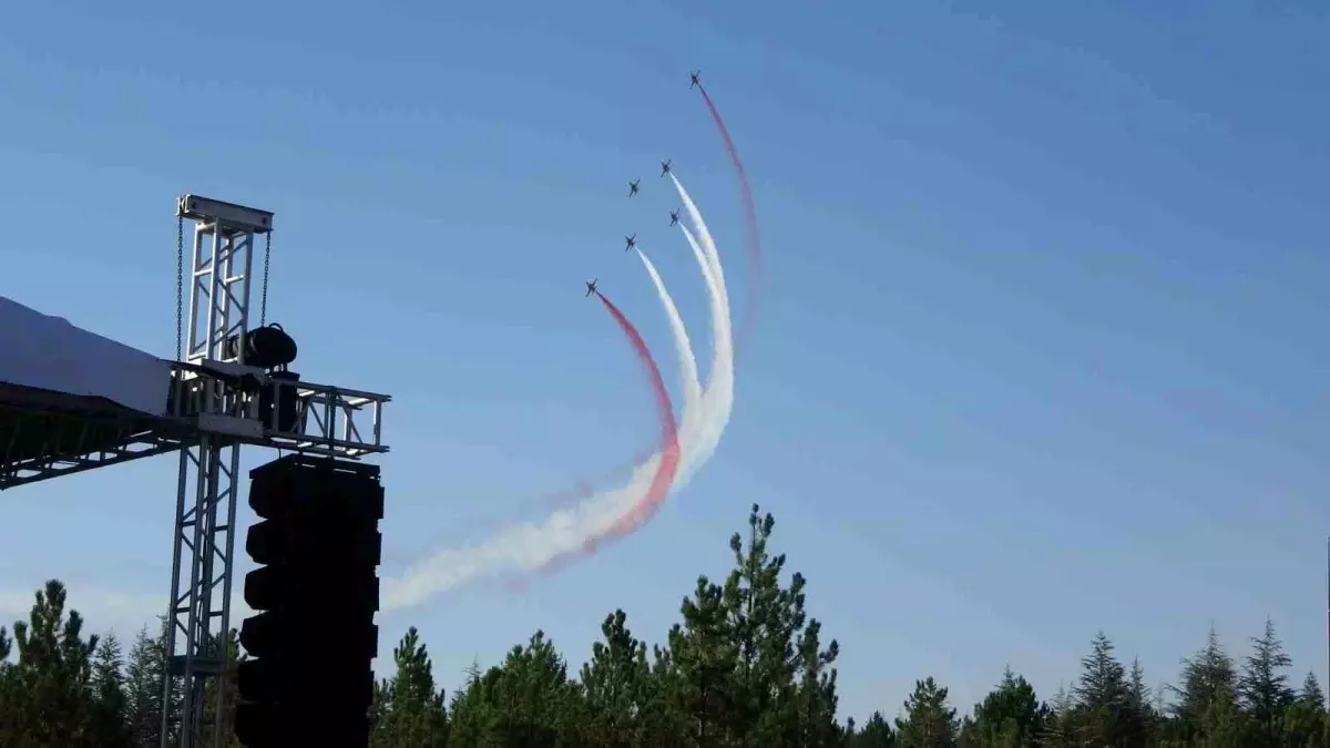Türk Yıldızları Kütahya Semalarında Akrobasi Gösterisi